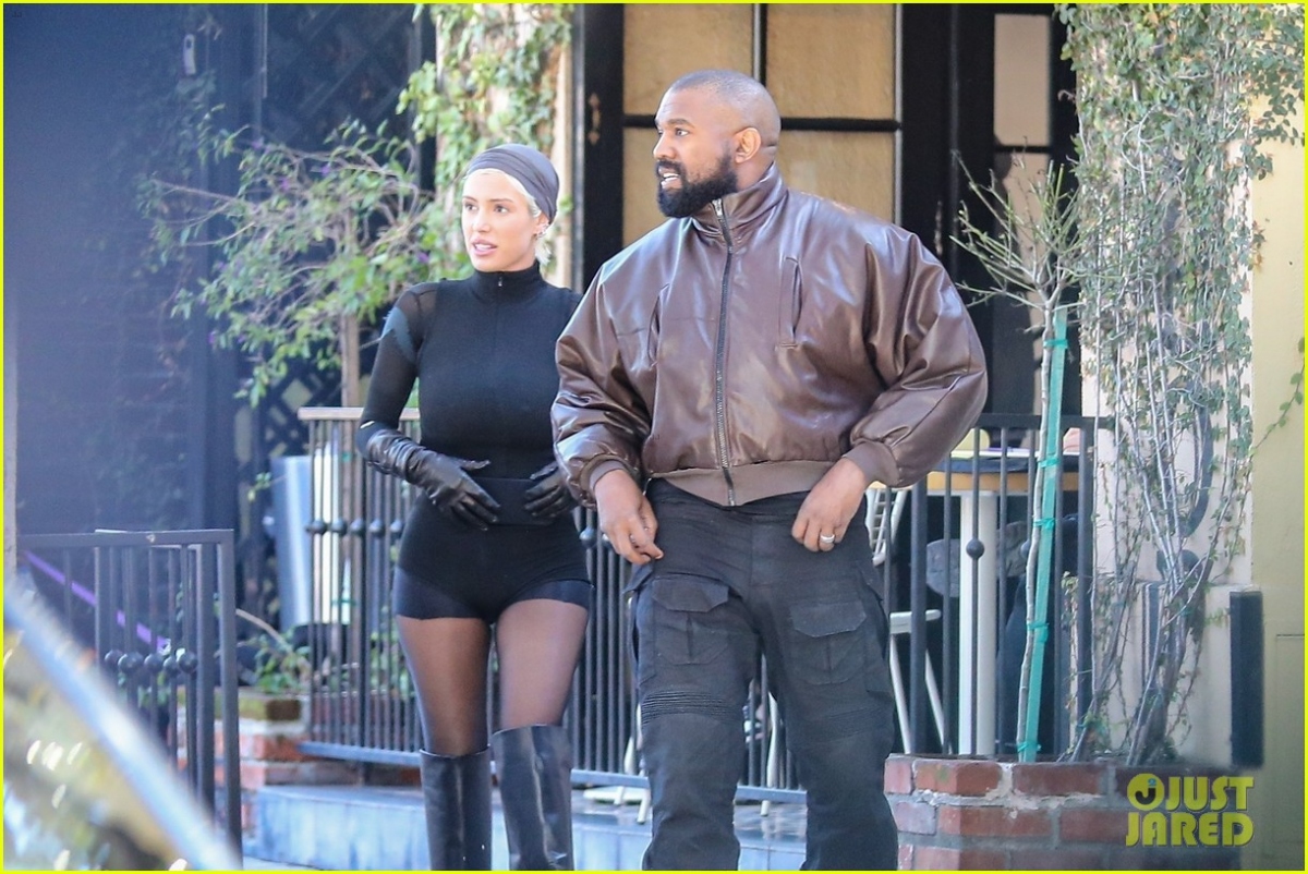 Kanye West và vợ mới vui vẻ đi mua sắm sau ồn ào đã bí mật kết hôn