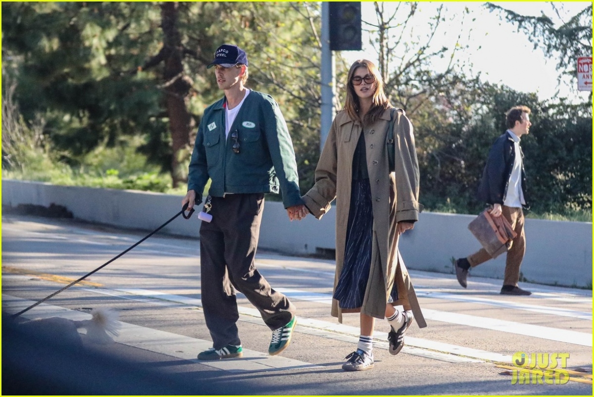 Con gái Cindy Crawford và bạn trai nắm tay tình cảm đi dạo phố