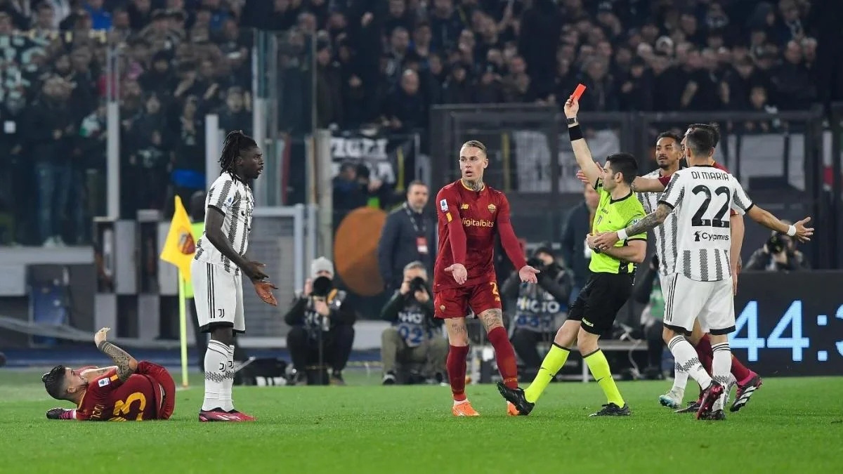 Hy hữu: Tiền đạo Juventus nhận thẻ đỏ chỉ sau 40 giây vào sân thay người
