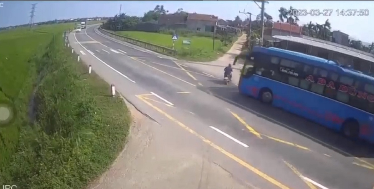 Thông tin mới vụ lật xe khách khiến tài xế tử vong ở Quảng Ngãi