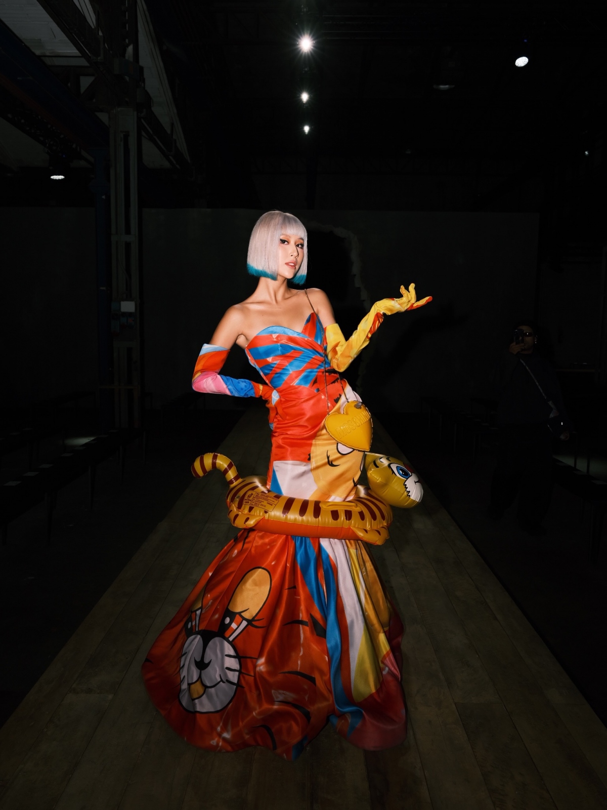 Quỳnh Anh Shyn biến hóa đầy màu sắc tại Tuần lễ thời trang Milan