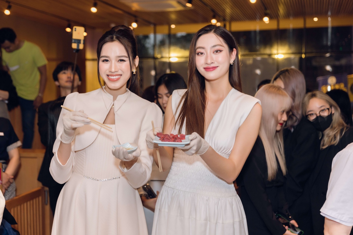 Hoa hậu Lương Thùy Linh và Đỗ Hà học làm sushi từ đầu bếp Nhật Bản