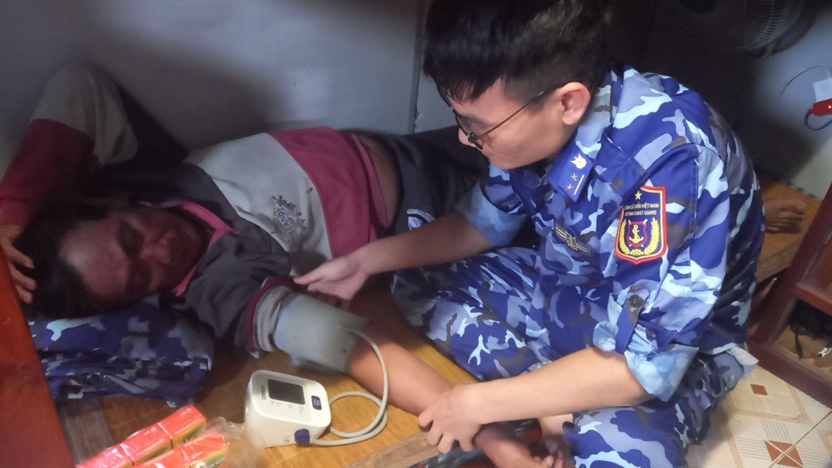 Bàn giao 2 thuyền viên gặp nạn cho Biên phòng Bình Thuận