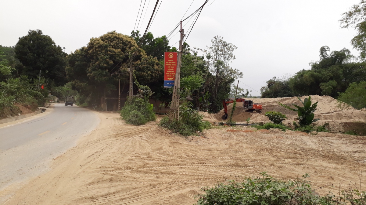 Tiềm ẩn nguy cơ mất an toàn giao thông từ bãi cát ở Lục Yên, Yên Bái