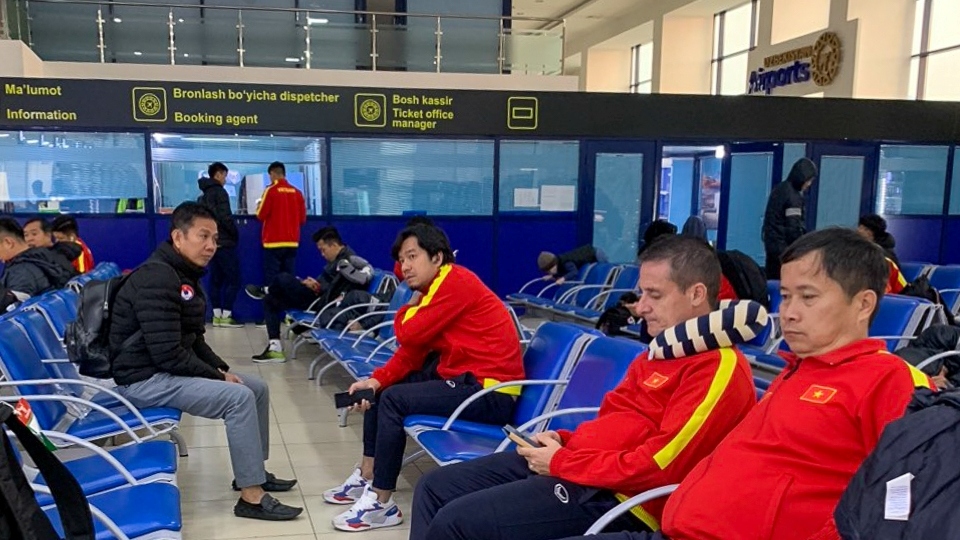 U20 Việt Nam lên đường về nước, HLV Hoàng Anh Tuấn buồn thay cho học trò