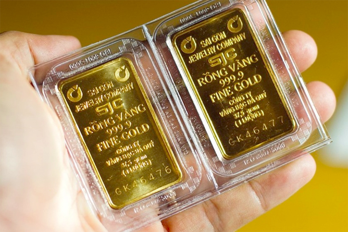 Giá bán vàng SJC vẫn cao hơn gần 15 triệu đồng/lượng so với vàng thế giới