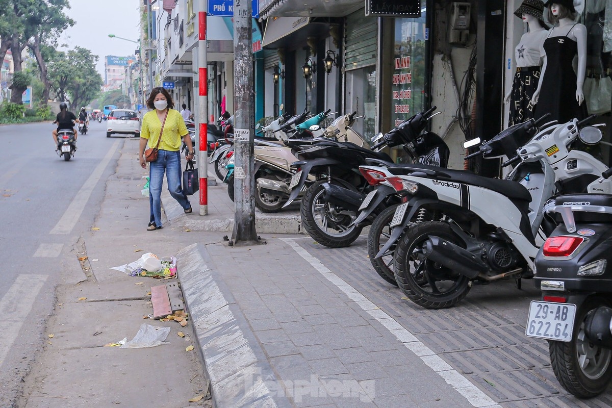 Vạch kẻ đường chia đôi vỉa hè Hà Nội, phần dành cho người đi bộ rộng "một viên gạch"