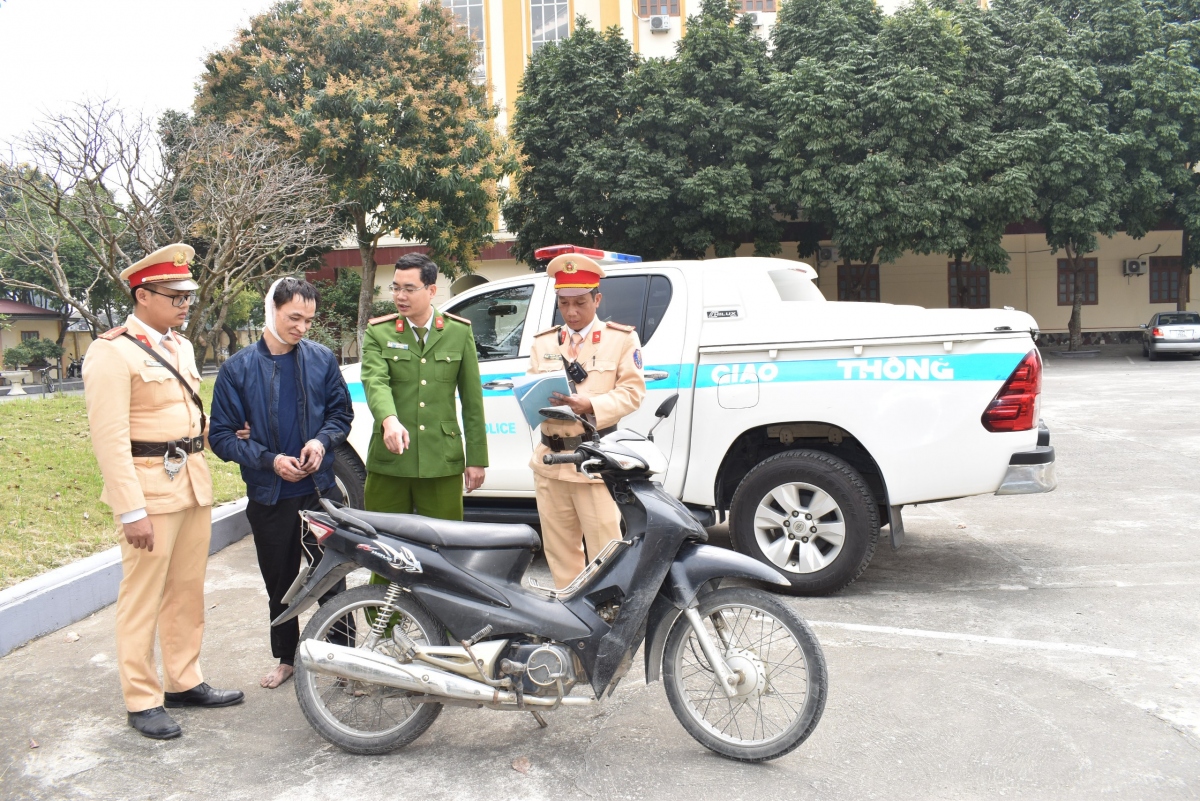 CSGT hỗ trợ bắt đối tượng mới ra tù được 10 ngày cướp giật tài sản ở Ninh Bình