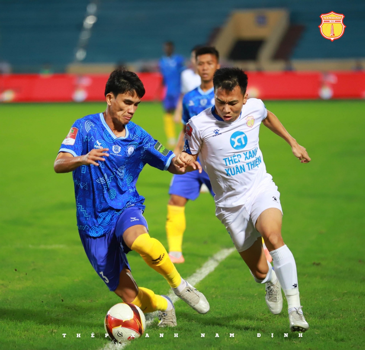 Giật lại trận hòa phút bù giờ, Nam Định vẫn bất bại ở V-League