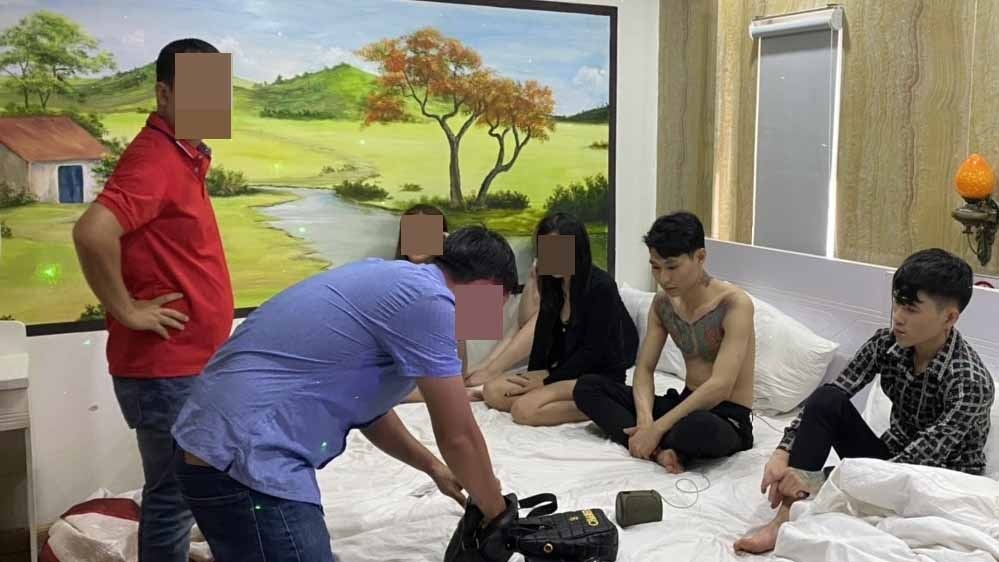 Nhóm nam nữ mở "tiệc ma túy" trong khách sạn