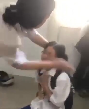 Học sinh ở Quảng Trị bị bắt quỳ và đánh trong nhà vệ sinh