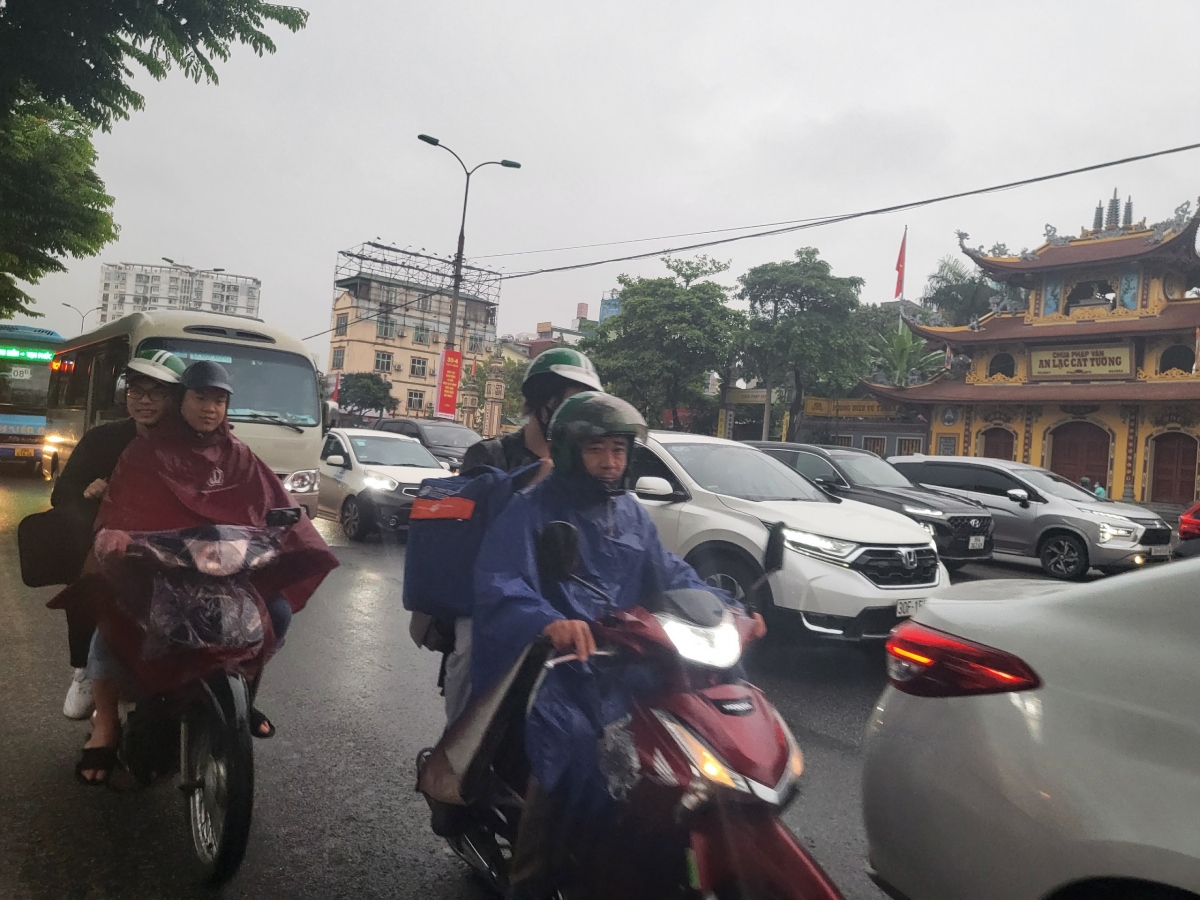 Đội mưa lỉnh kỉnh rời Hà Nội về quê từ sáng sớm