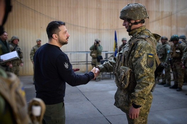 Ông Zelensky bất ngờ thị sát tiền đồn Avdiivka khi chiến sự tăng nhiệt