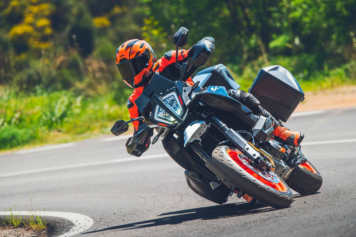 KTM 890 SMT 2023 trình làng toàn cầu