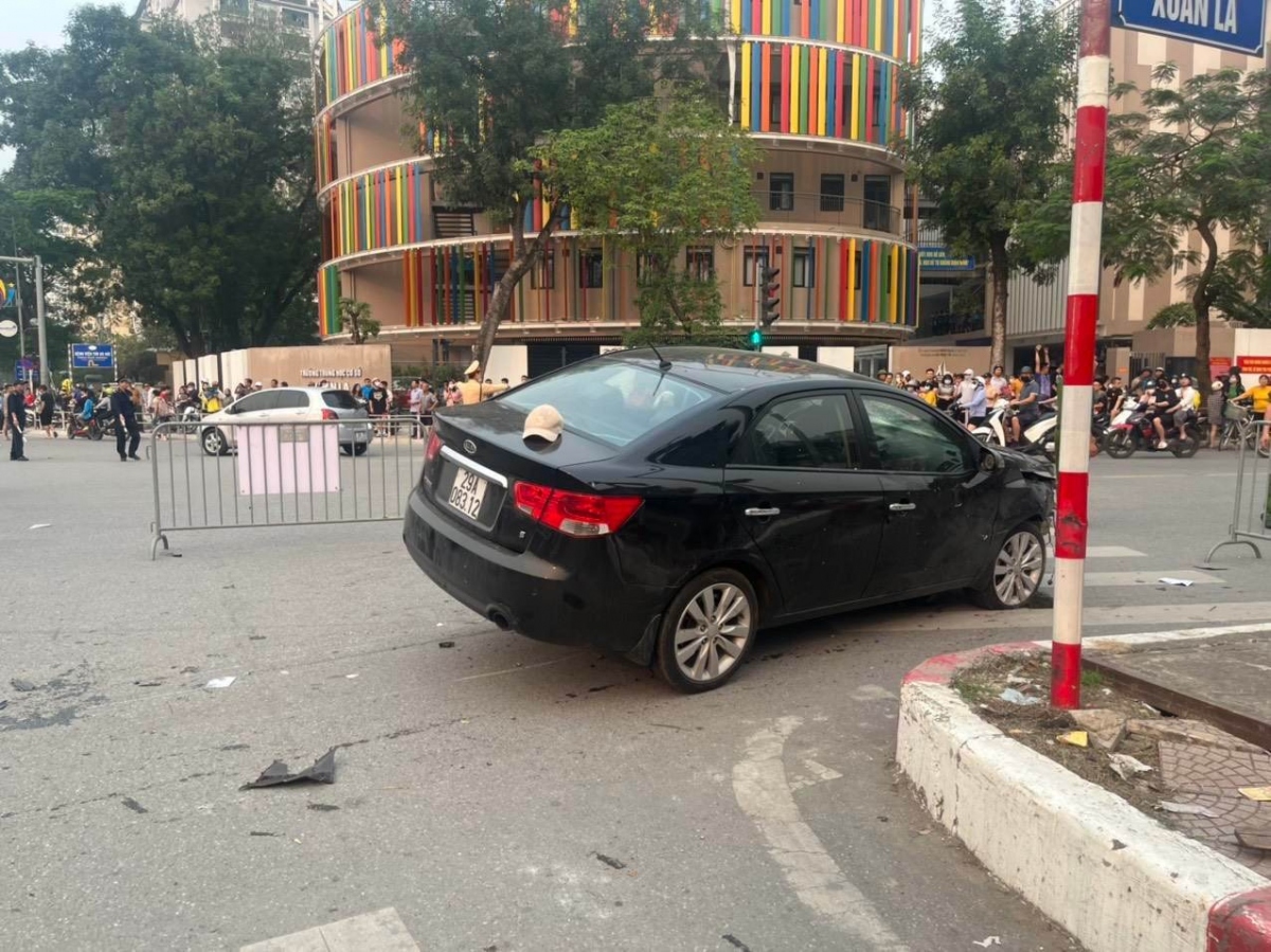 "Xe điên" gây tai nạn liên hoàn, hàng chục người bị thương trên phố Hà Nội