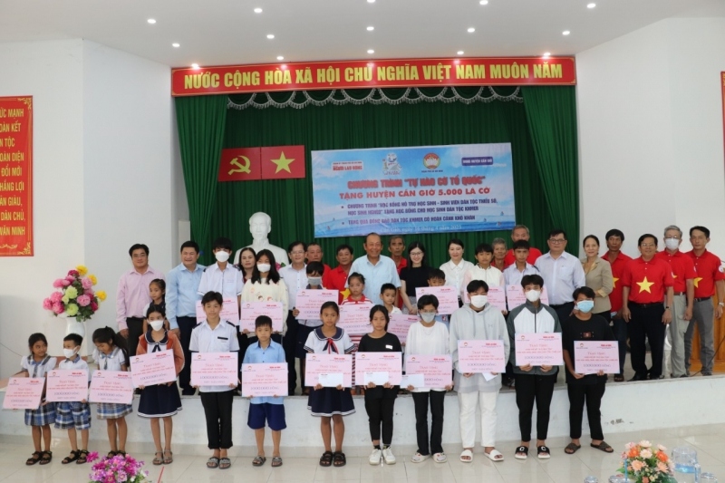 Trao 5.000 lá cờ Tổ quốc và hàng chục suất quà cho hộ dân tộc Khmer ở Cần Giờ