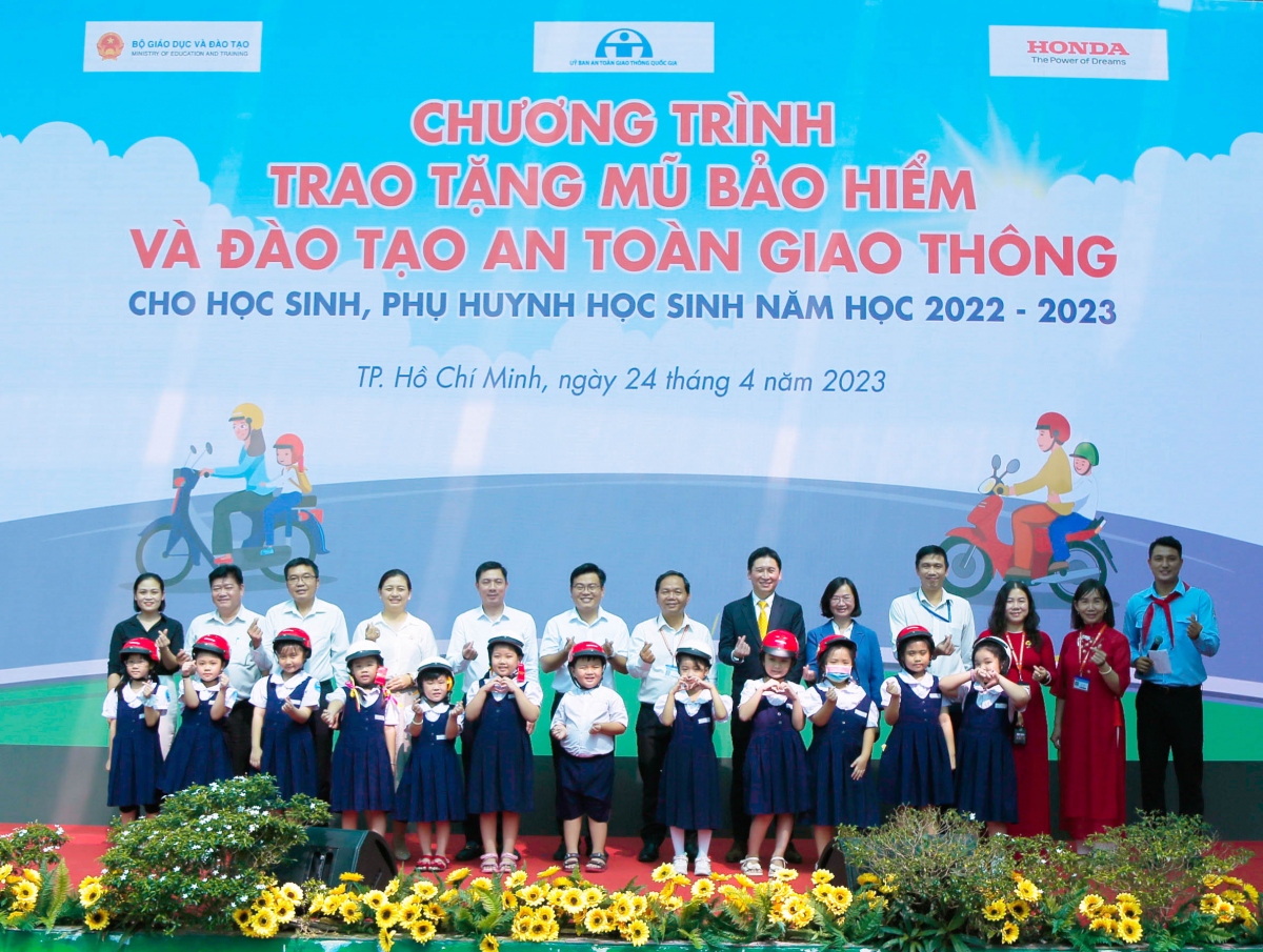 Honda Việt Nam trao tặng mũ bảo hiểm cho học sinh tiểu học tại TP.HCM