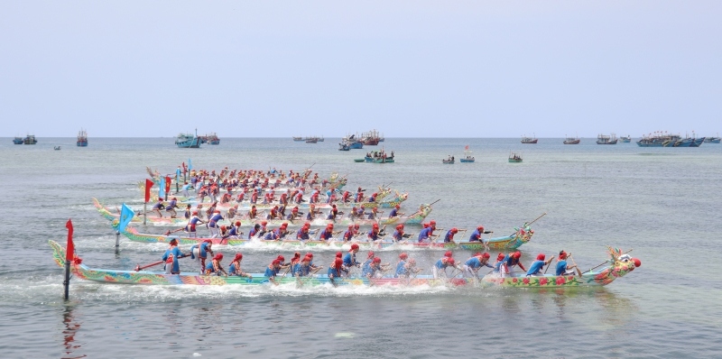 Sôi nổi Hội đua thuyền truyền thống Tứ linh Lý Sơn