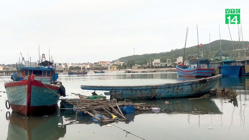 Xác tàu đắm, rác thải bủa vây cảng biển Sa Huỳnh