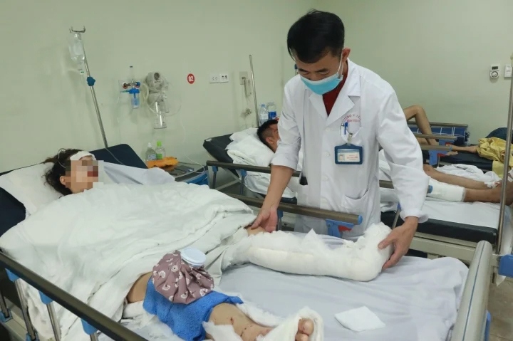 Xót xa mẹ con bé 3 tuổi đều bị đa chấn thương nặng trong tai nạn liên hoàn ở Hà Nội