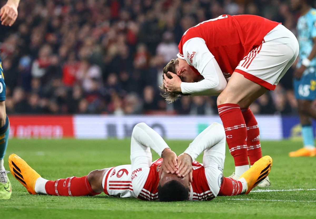 Kết quả Ngoại hạng Anh 22/4: Arsenal tự bắn vào chân trong cuộc đua vô địch
