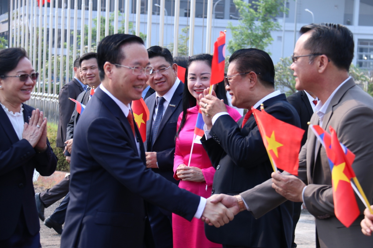 Chủ tịch nước Võ Văn Thưởng đến Vientiane, bắt đầu thăm chính thức CHDCND Lào