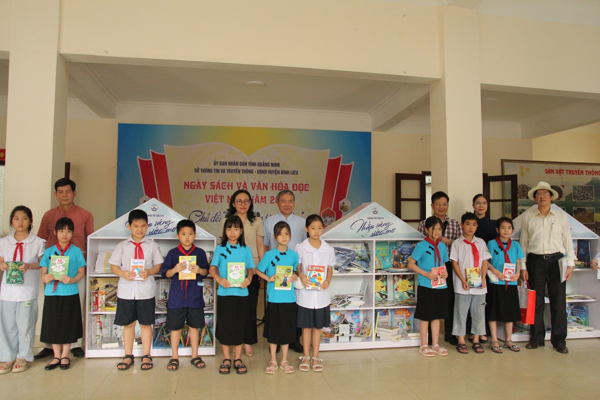 Quảng Ninh: Tặng sách, trang bị kỹ năng đọc cho người trẻ