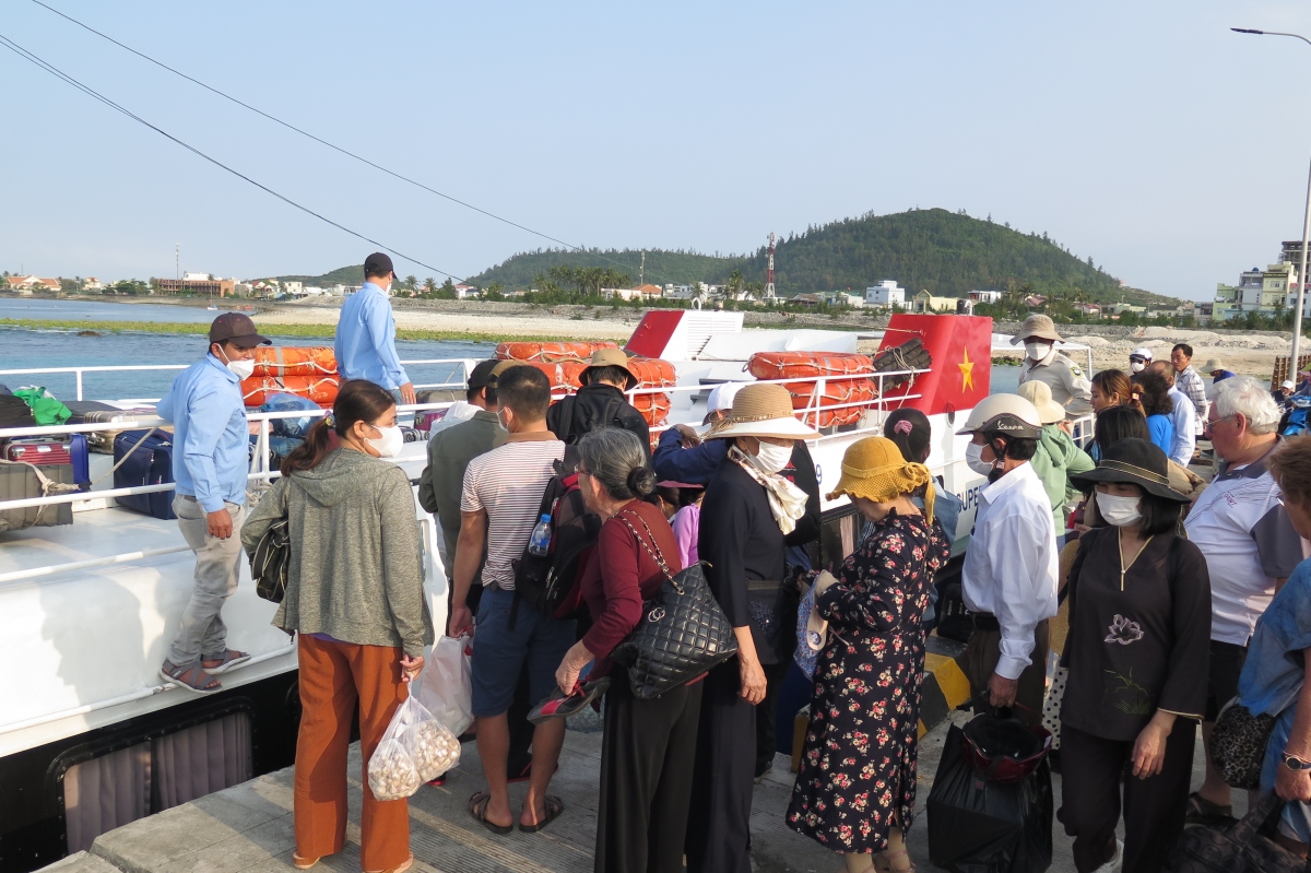 Huy động tối đa phương tiện đưa khách ra đảo Lý Sơn