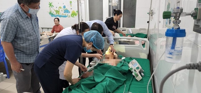 Diễn biến mới nhất về sức khỏe của 3 cháu bé trong vụ nổ lớn ở Nghệ An