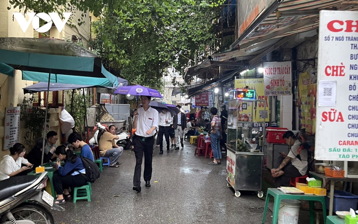 Phớt lờ lệnh cấm, nhiều hàng quán dựng mái che buôn bán trên vỉa hè Hà Nội