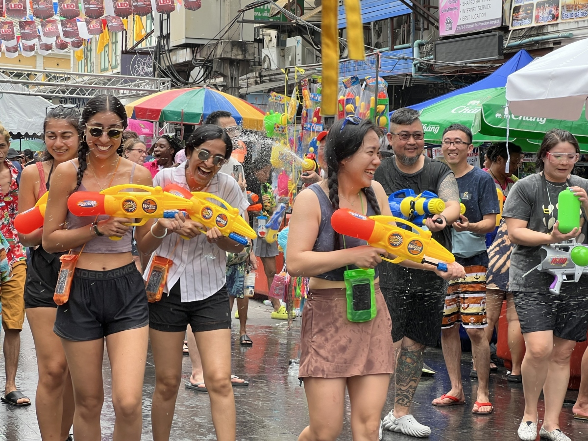 Lễ hội Songkran tưng bừng tại Khaosan (Bangkok) sau 3 năm đại dịch Covid-19