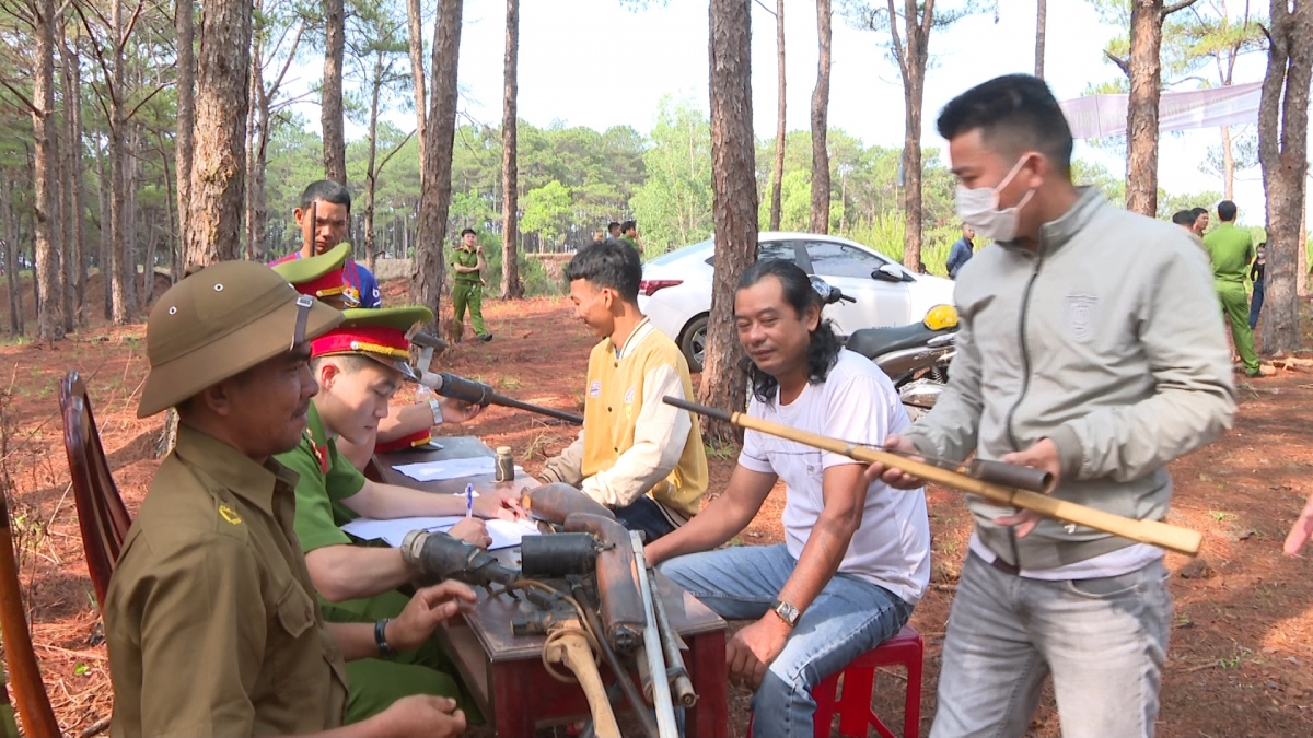 Dân Đắk Nông giao nộp gần 300 súng tự chế