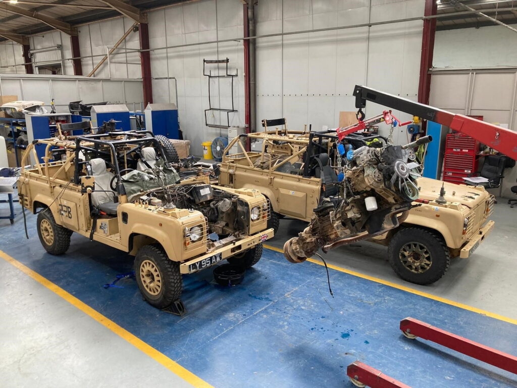 Quân đội Anh sẽ chuyển đổi Land Rover Defender cũ chạy bằng dầu diesel sang xe điện