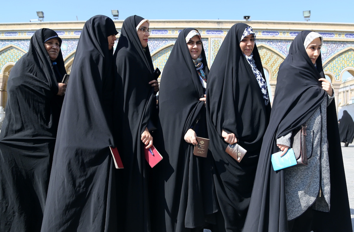 Iran lắp camera ở các địa điểm công cộng để xác định phụ nữ không đội khăn trùm đầu