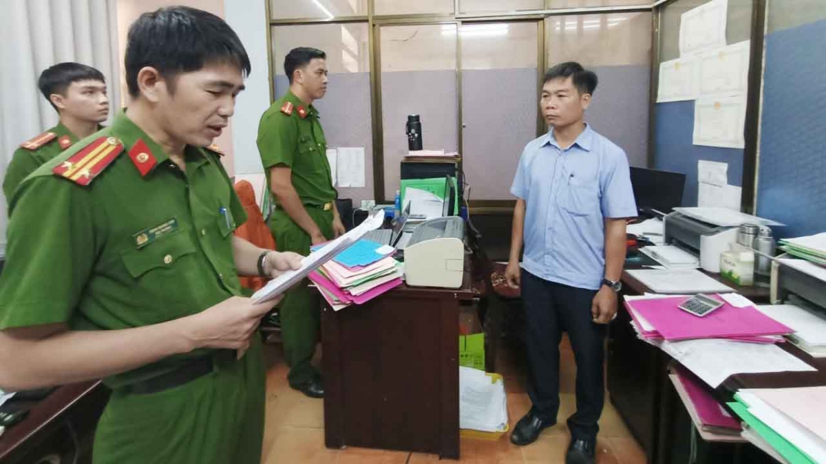 Khởi tố 3 cán bộ, nhân viên văn phòng đăng ký đất đai ở Quảng Ngãi