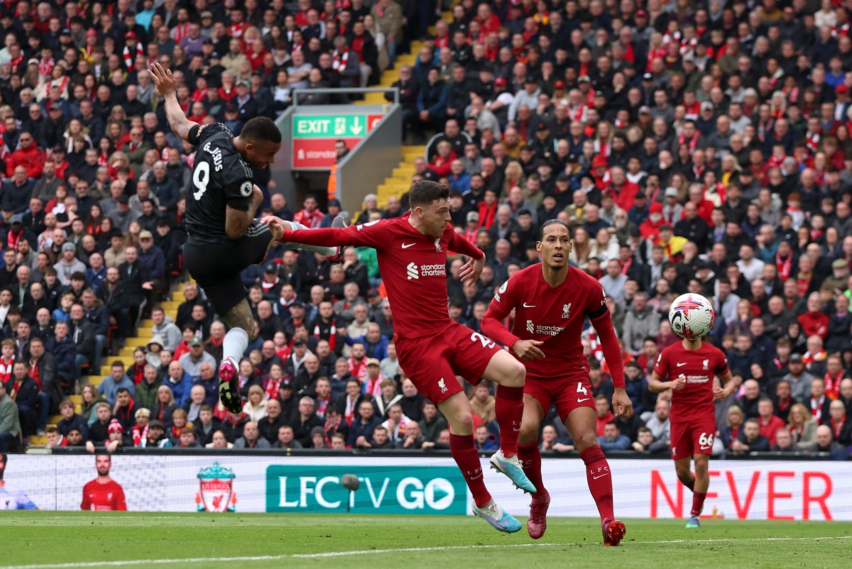 Liverpool 2-2 Arsenal: Pháo thủ cầm vàng lại để vàng rơi