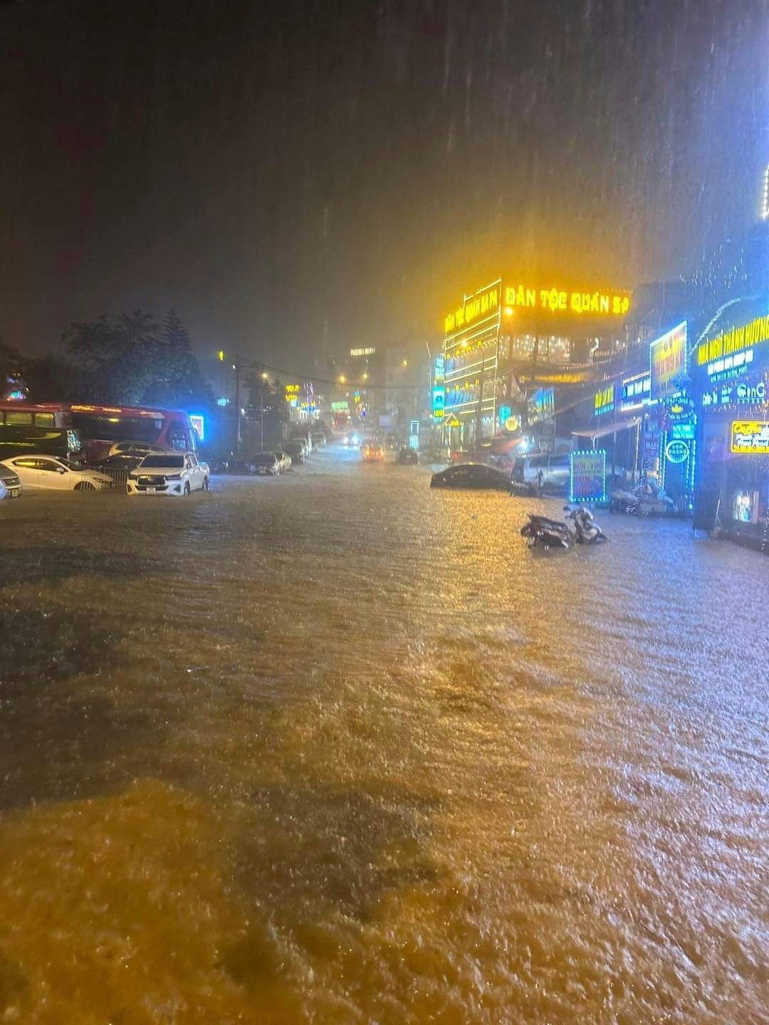 Mưa rét diện rộng ở Lào Cai, Sa Pa ngập lụt giữa đêm