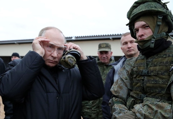 Tổng thống Putin thăm trụ sở quân sự Nga ở Kherson