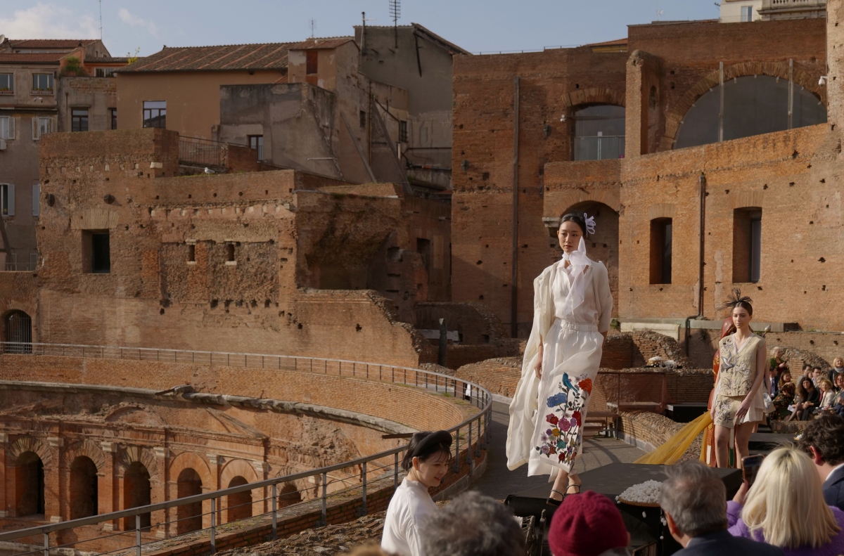 Áo dài và tơ lụa trên hành trình chinh phục kinh đô thời trang Italy