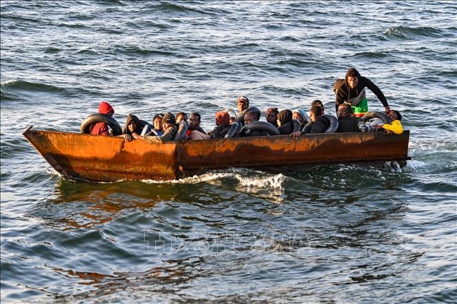 Ít nhất 20 người di cư mất tích sau khi chìm thuyền ngoài khơi Tunisia