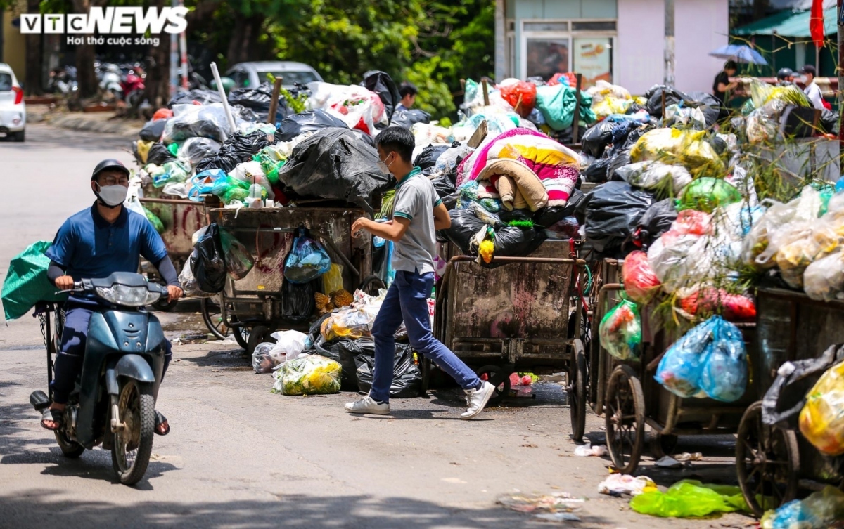 Ô nhiễm môi trường, ách tắc giao thông từ những xe gom rác