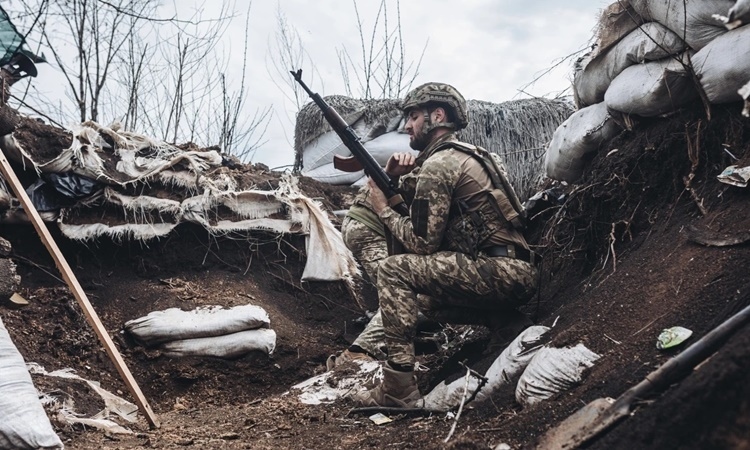 Binh sỹ Ukraine cố thủ trên chiến hào, nỗ lực cầm cự trước các đợt tấn công của Nga