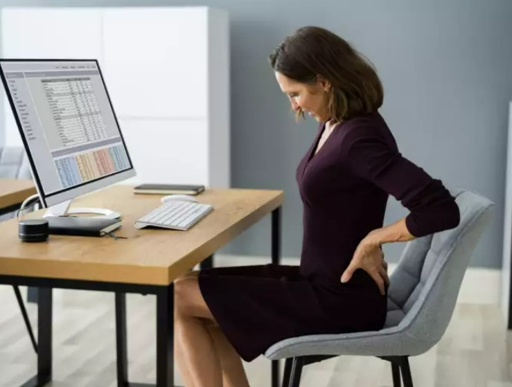 5 sai lầm dân văn phòng thường mắc phải dẫn đến đau lưng