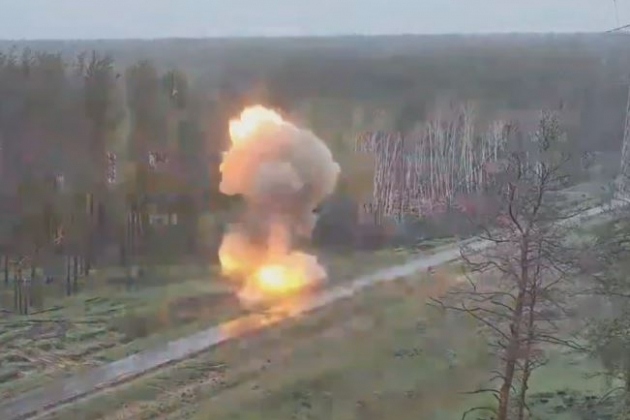 Đặc công Nga cài mìn phá hủy xe tăng T-64 của Ukraine