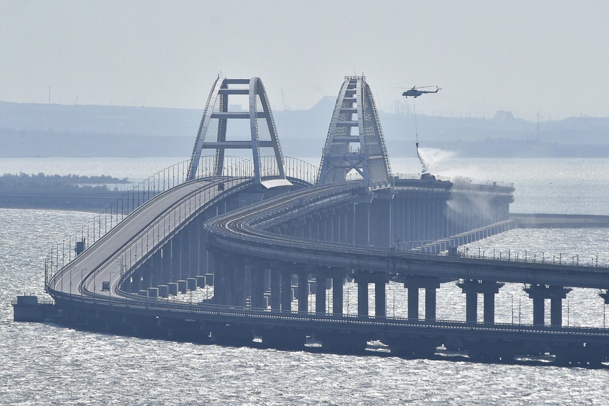 Giao thông trên cầu Crimea tạm dừng vì "tình huống khẩn cấp"