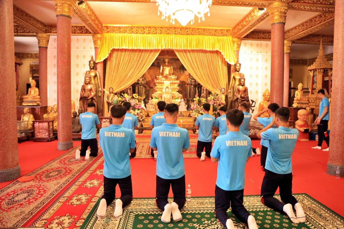 HLV Troussier cho U22 Việt Nam thăm quan ngôi chùa nổi tiếng ở Campuchia