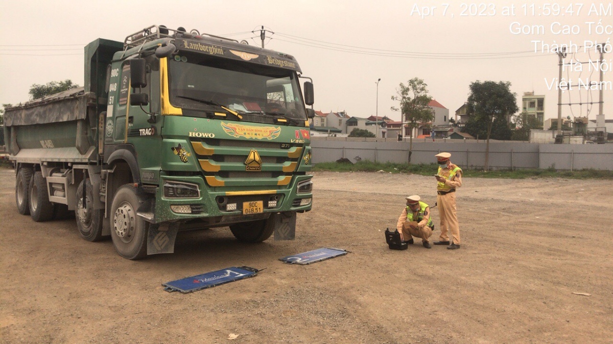 Xe chở quá tải "độ" thành thùng để né cảnh sát giao thông