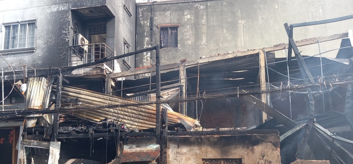 Hỏa hoạn thiêu rụi 2 căn nhà tại chợ thị xã Long Mỹ, Hậu Giang