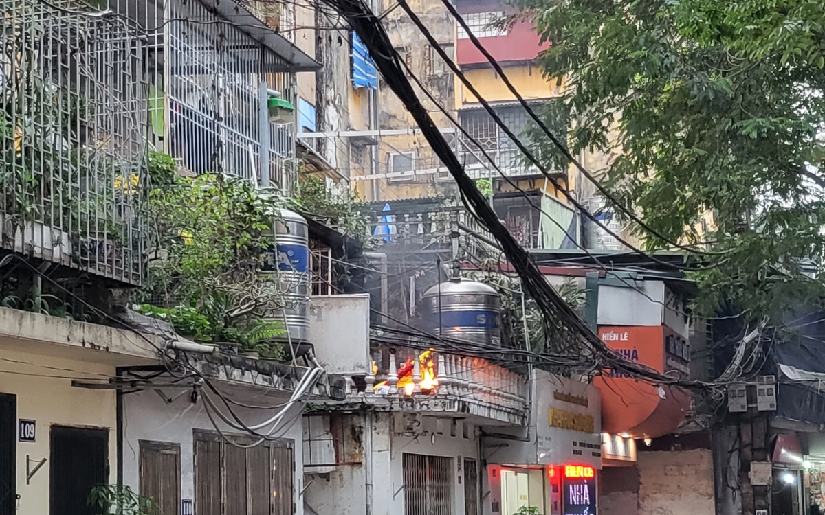 Dây điện "chăng tơ" khắp đường phố Hà Nội, tiềm ẩn nguy hiểm chết người