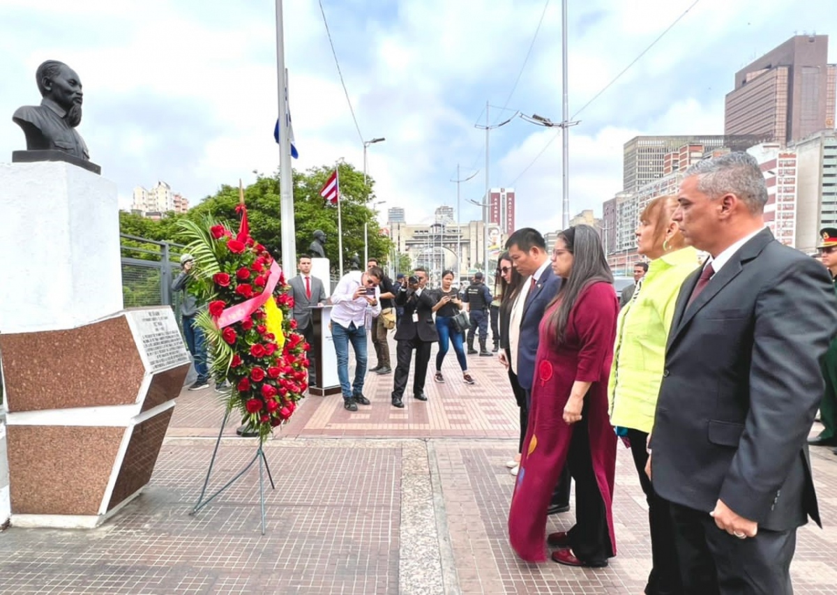 Dâng hoa kỷ niệm 133 năm Ngày sinh Chủ tịch Hồ Chí Minh tại Venezuela